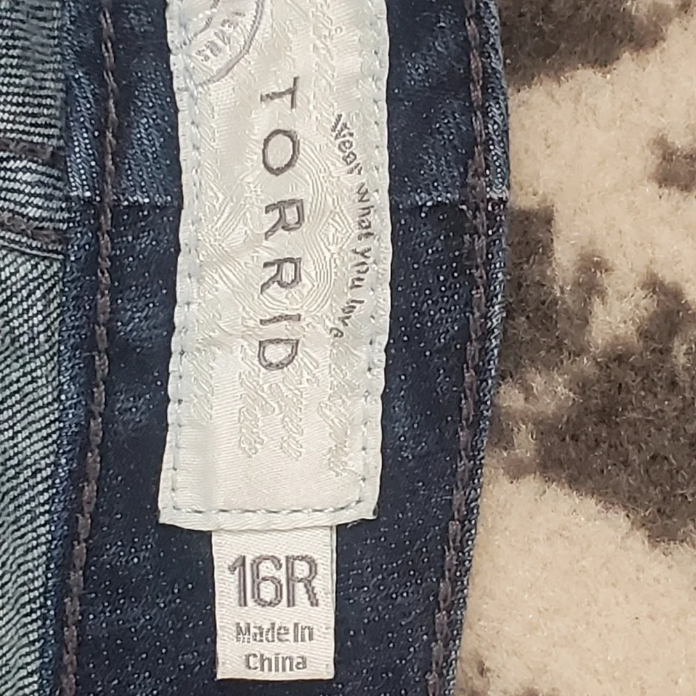 TORRID 16R.  DARK WASH STRAIGHT LEG